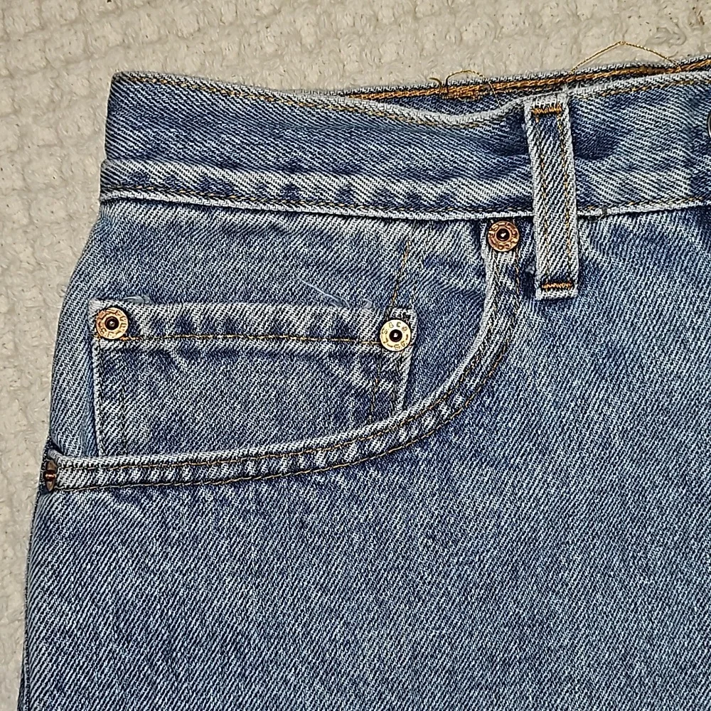 Levi's jeans shorts raw hem sz 32 - Picture 4 of 8